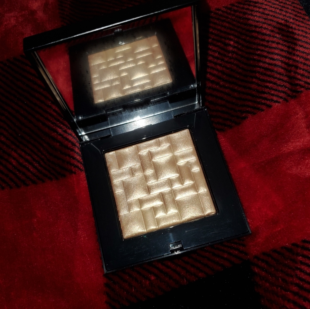 Bobbi Brown highlighter (moon glow)
